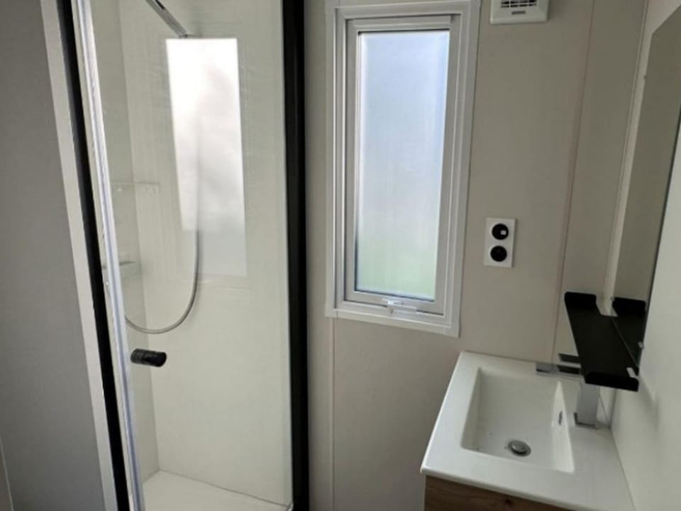 Mobil home confortable avec terrasse à Challes-les-Eaux - API-1-52-1290 Campground/ 
RV Resort in Auvergne-Rhône-Alpes