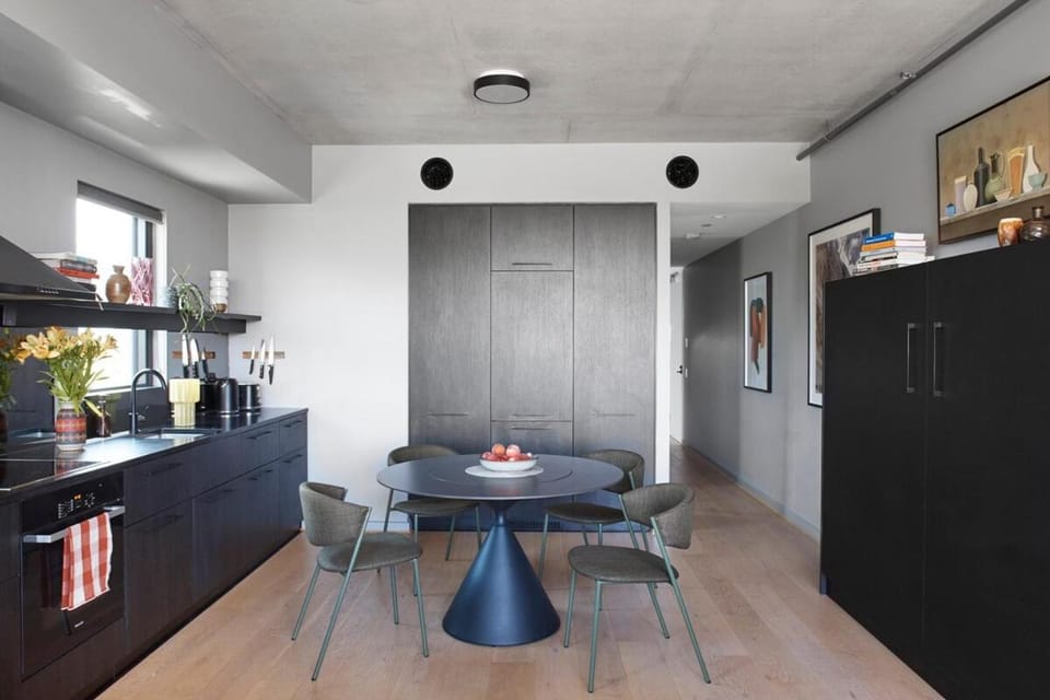 Kitchen or kitchenette, Seating area, Dining area, oven