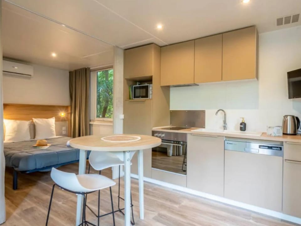 Mobil home cosy avec terrasse pour 2 personnes - API-1-52-1326 Campground/ 
RV Resort in Rivedoux-Plage