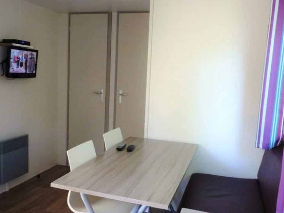 Mobil-home 4 pers avec chambres & salon de jardin - API-1-52-1354 Campground/ 
RV Resort in Auvergne-Rhône-Alpes