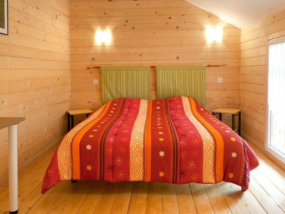 Chalet spacieux avec terrasse pour 8 personnes - API-1-52-1342 Campground/ 
RV Resort in Nouvelle-Aquitaine