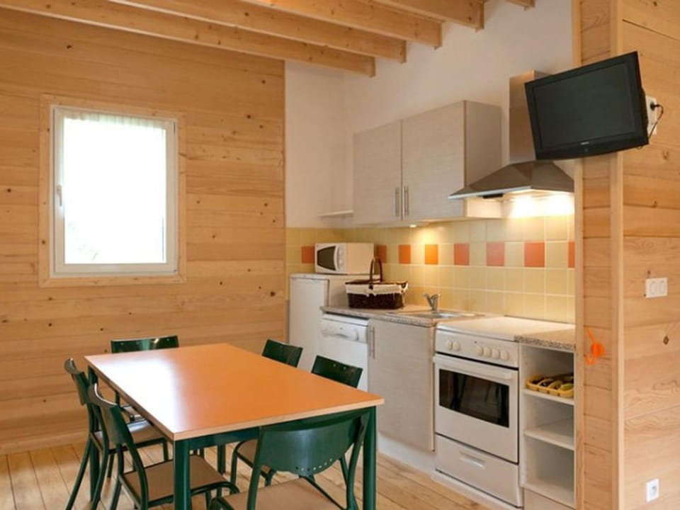 Chalet spacieux avec terrasse pour 8 personnes - API-1-52-1342 Campground/ 
RV Resort in Nouvelle-Aquitaine