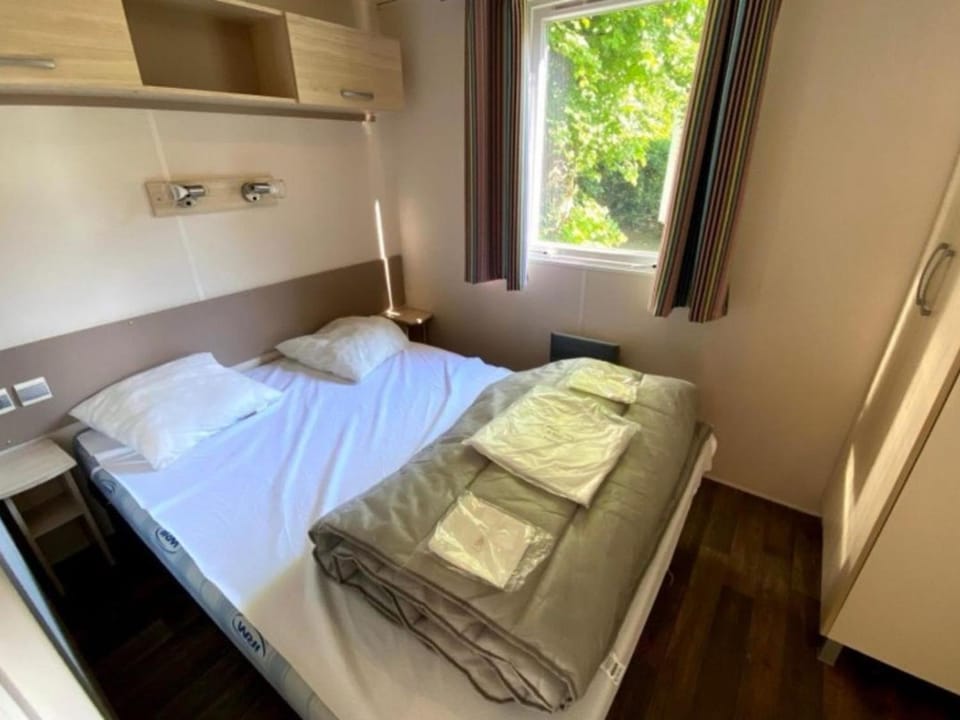 Mobil-home 6 pers avec terrasse au camping Arquebuse - API-1-52-1364 Campground/ 
RV Resort in Jura
