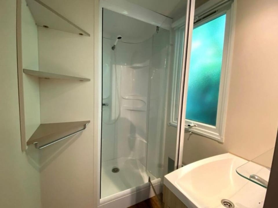 Mobil-home 6 pers avec terrasse au camping Arquebuse - API-1-52-1364 Campground/ 
RV Resort in Jura