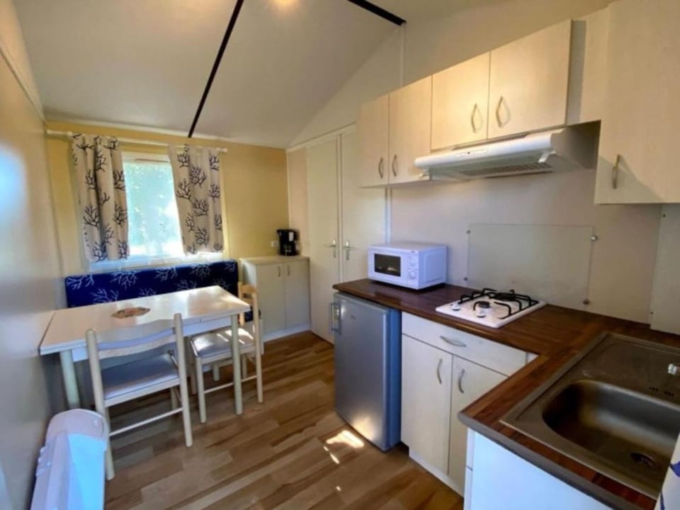 Mobil home confortable avec terrasse pour 4 personnes - API-1-52-1362 Campground/ 
RV Resort in Jura