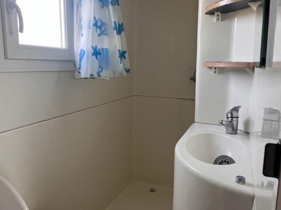 Mobil-home confortable avec terrasse pour 4 personnes à Athée - API-1-52-1366 Campground/ 
RV Resort in Jura
