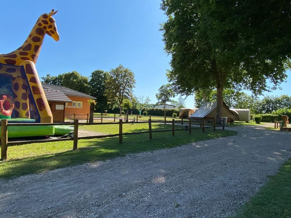 Mobil-home confortable avec terrasse pour 4 personnes à Athée - API-1-52-1366 Campground/ 
RV Resort in Jura