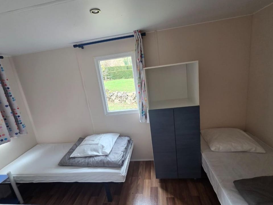 Mobil-home confortable 4 pers, chambres séparées, salon de jardin et barbecue - API-1-52-1348 Campground/ 
RV Resort in Auvergne-Rhône-Alpes