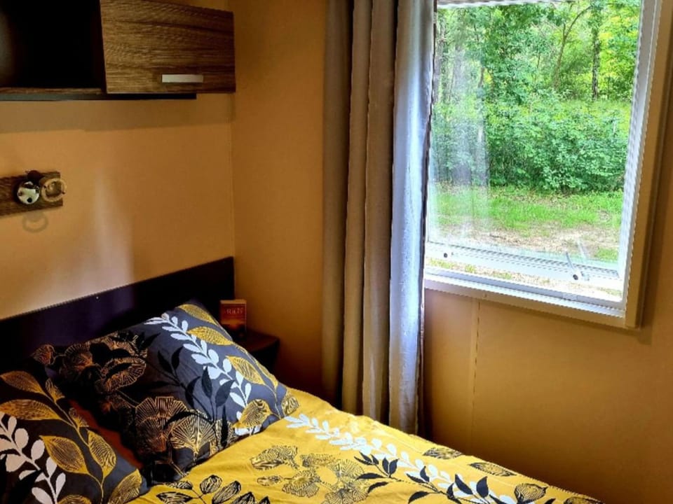 Mobil Home de 28m² avec Terrasse, 3 Chambres pour 6 Personnes - API-1-52-1550 Campground/ 
RV Resort in Centre-Val de Loire