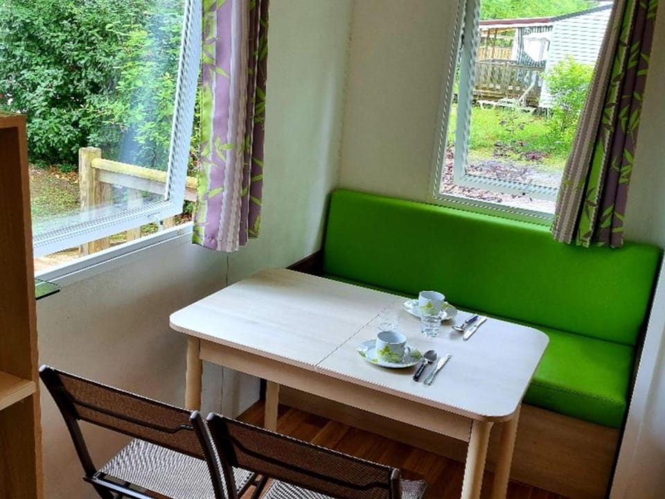 Mobil-home PMR avec Terrasse - 4 Personnes - API-1-52-1561 Campground/ 
RV Resort in Centre-Val de Loire