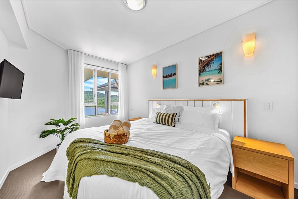 Heart of Airlie - Oceanview escape Apartment in Airlie Beach