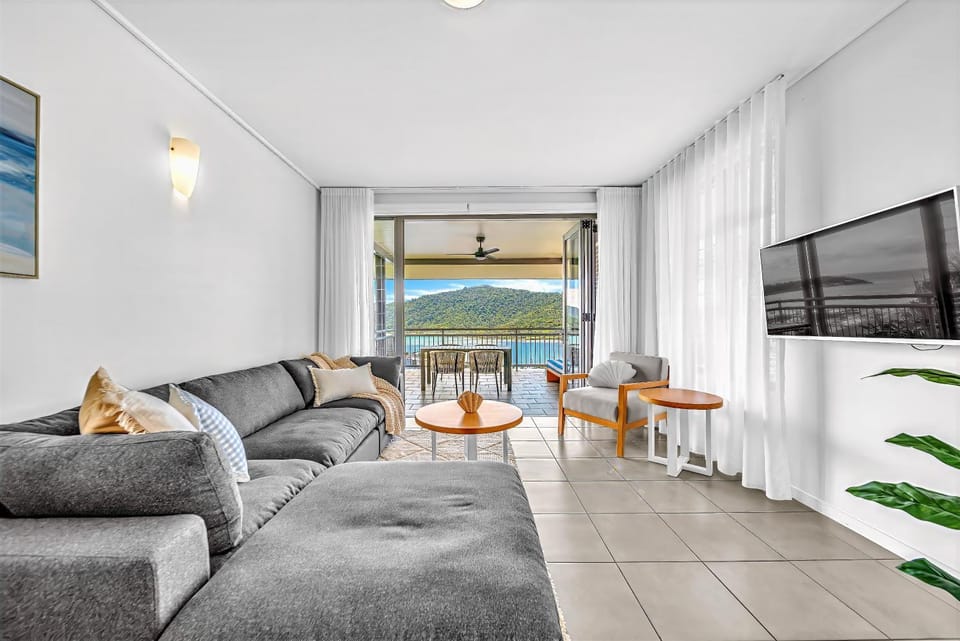 Heart of Airlie - Oceanview escape Apartment in Airlie Beach