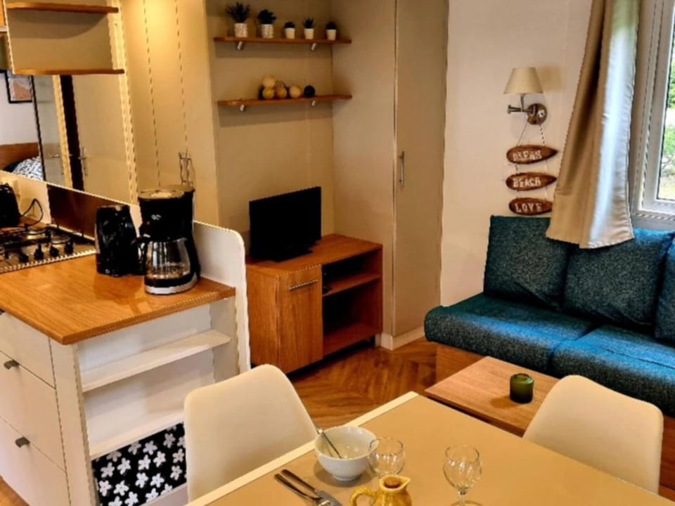 Mobil Home 40m² pour 8 personnes avec Terrasse - API-1-52-1567 Campground/ 
RV Resort in Centre-Val de Loire