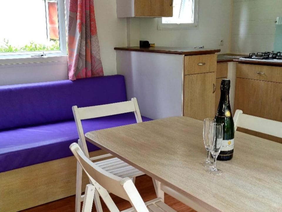 Mobil home cosy avec terrasse, 2 chambres, 6 couchages - API-1-52-1581 Campground/ 
RV Resort in Centre-Val de Loire