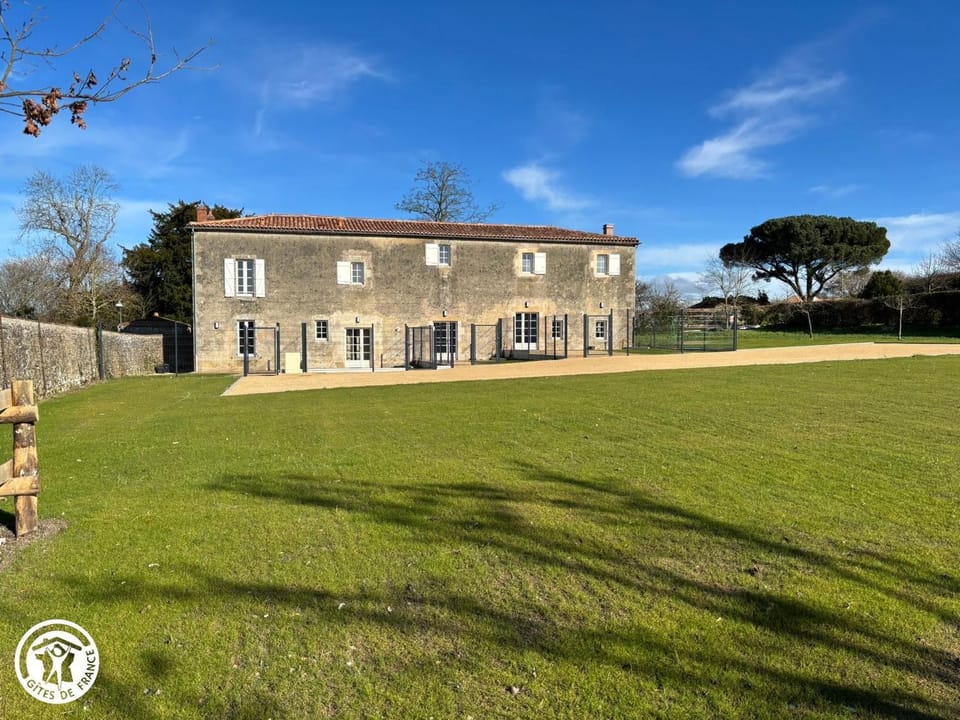 Charmant Gîte en Bocage Vendéen, 3 Chambres, Parking Inclus - FR-1-426-607 House in Pays de la Loire