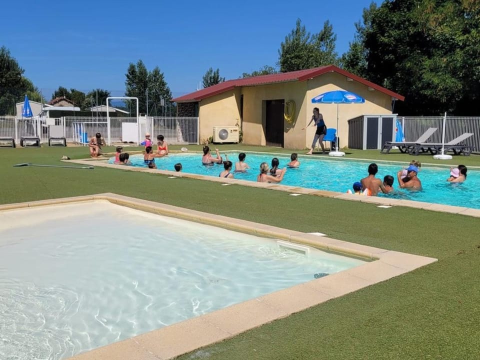 Mobil-Home Confortable avec Terrasse - API-1-52-1608 Campground/ 
RV Resort in Auvergne-Rhône-Alpes