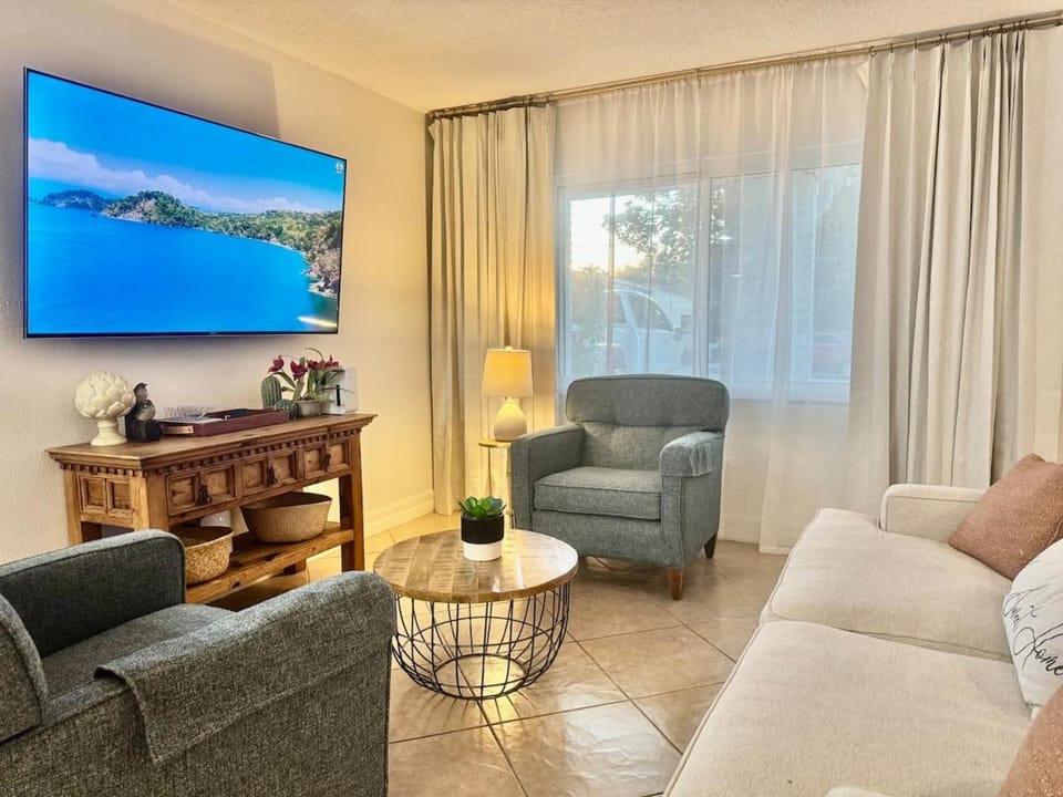 Communal lounge/ TV room, TV and multimedia, Living room, Seating area, Evening entertainment