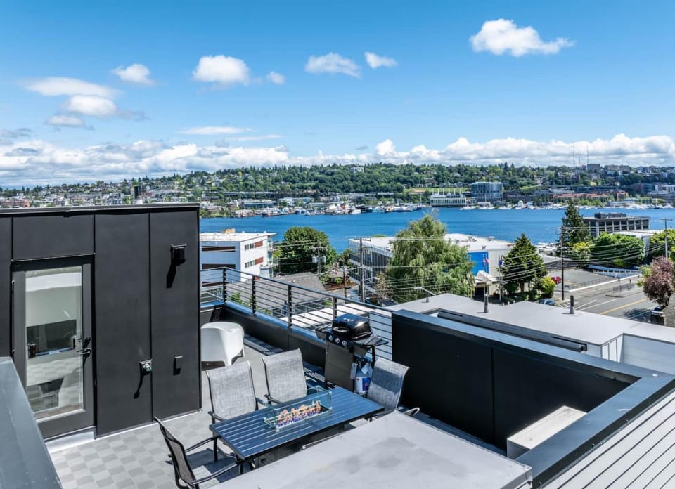 Luxury Seattle Skyline/Lake views/stadiums/UW/EV House in Lake Union