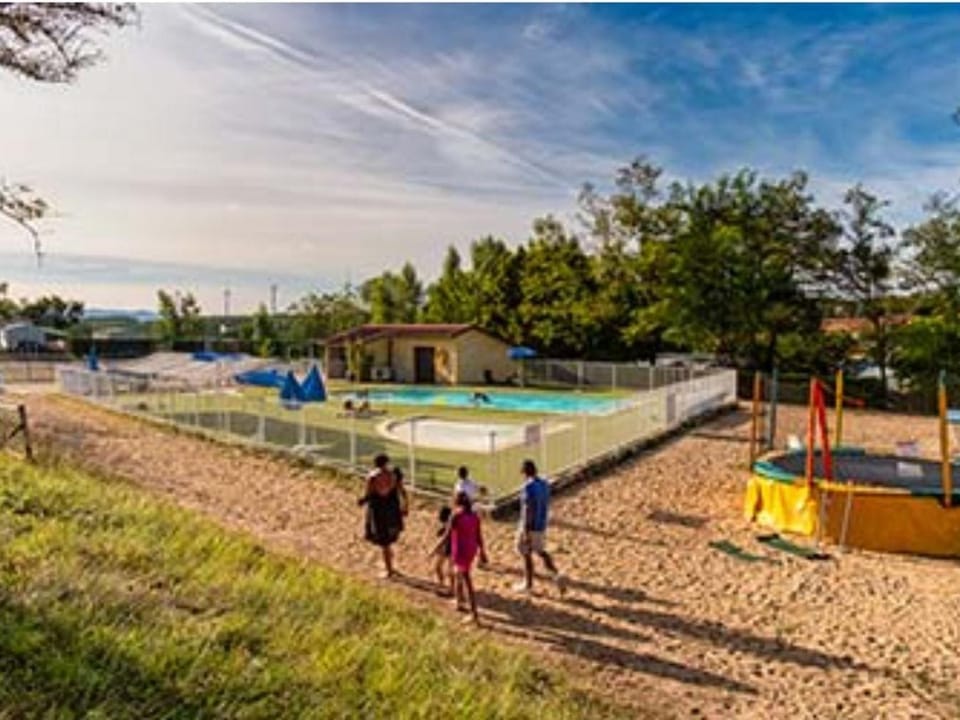 Mobil-Home avec Terrasse pour 2 personnes - API-1-52-1621 Campground/ 
RV Resort in Auvergne-Rhône-Alpes