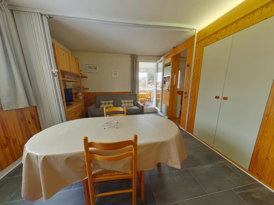 Appartement cosy avec loggia au cœur du Jura - FR-1-834-20 Apartment in Jura
