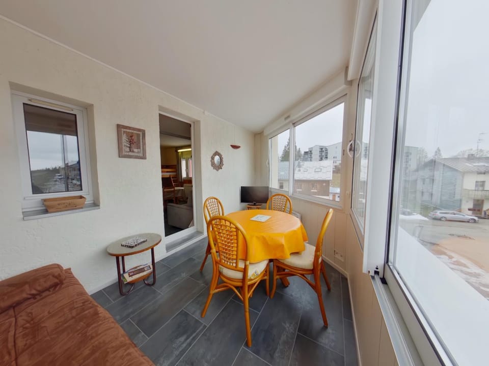 Appartement cosy avec loggia au cœur du Jura - FR-1-834-20 Apartment in Jura