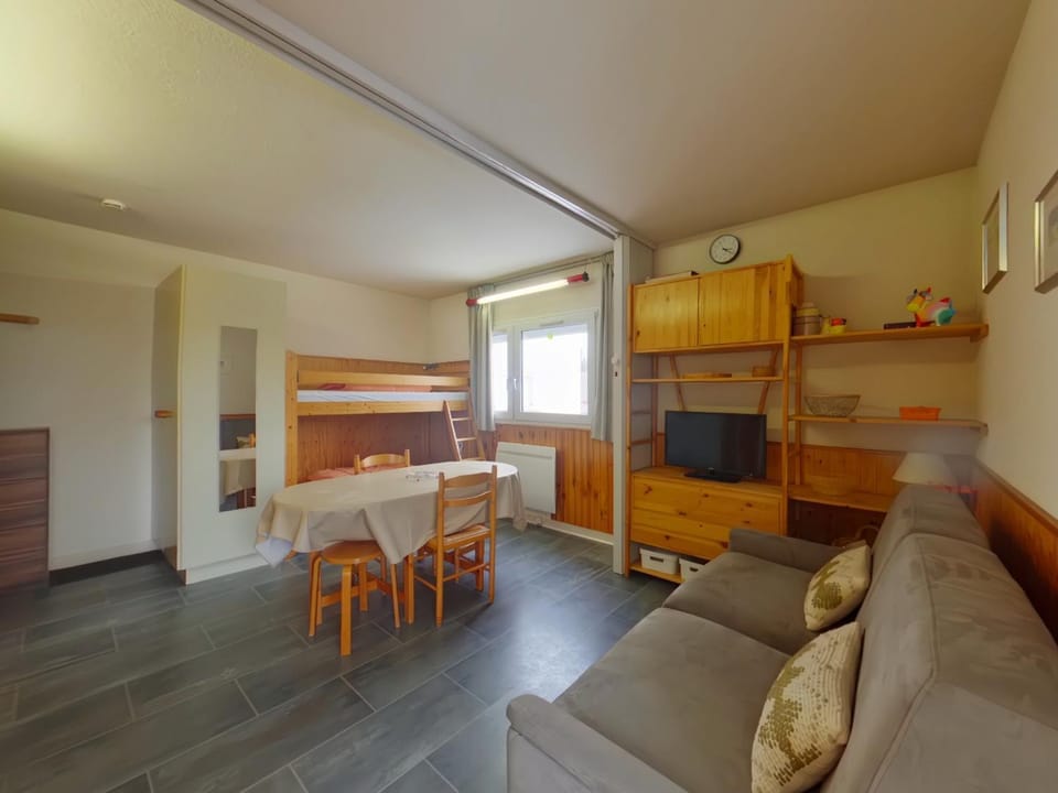 Appartement cosy avec loggia au cœur du Jura - FR-1-834-20 Apartment in Jura