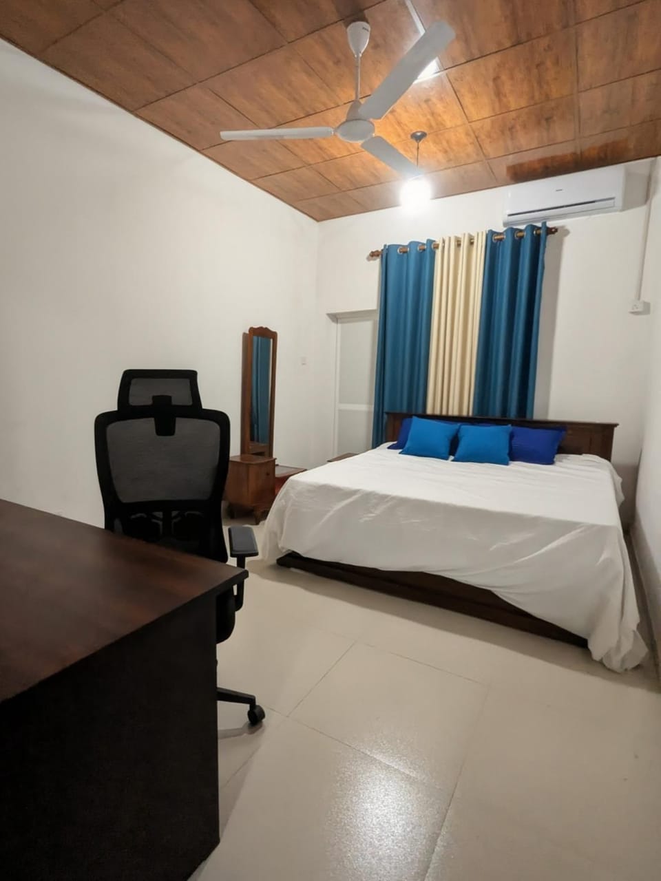 Bed, Photo of the whole room, Bedroom, air conditioner