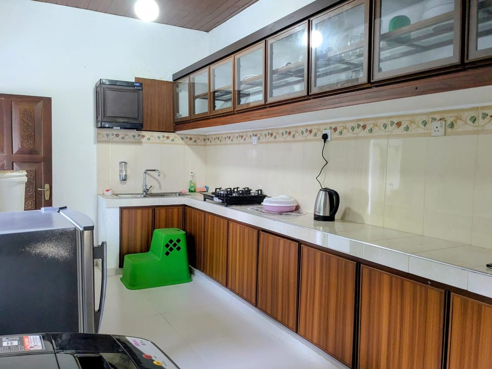 Coffee/tea facilities, Kitchen or kitchenette, microwave, stove, kitchen