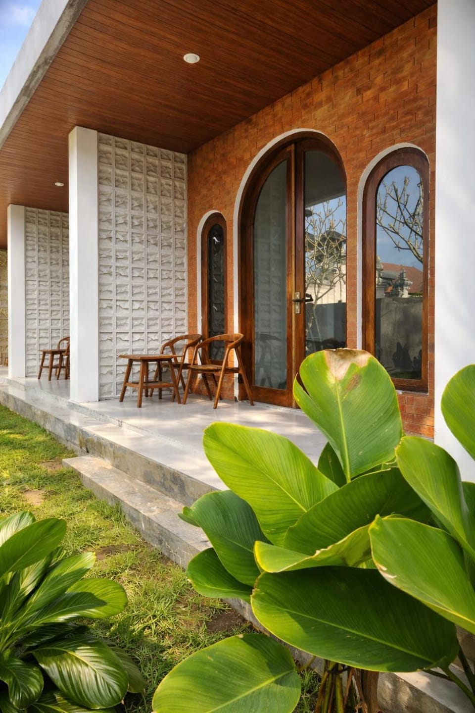 Property building, Patio, Spring, Day, Garden, View (from property/room), Balcony/Terrace, Dining area, Garden view