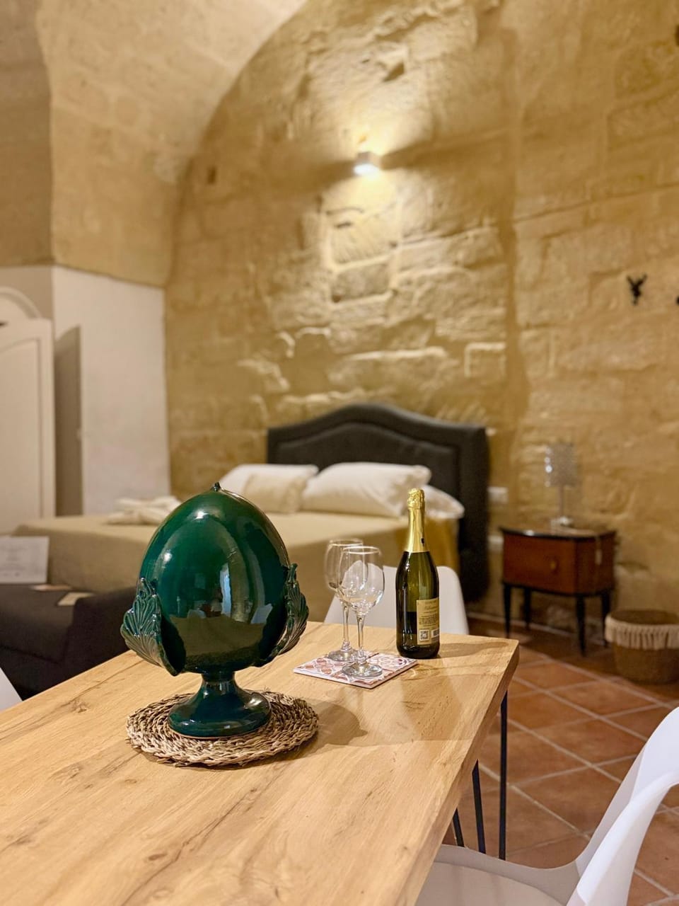 Bed, Living room, Food and drinks, Photo of the whole room, Seating area, Dining area, Bedroom, Drinks, Alcoholic drinks