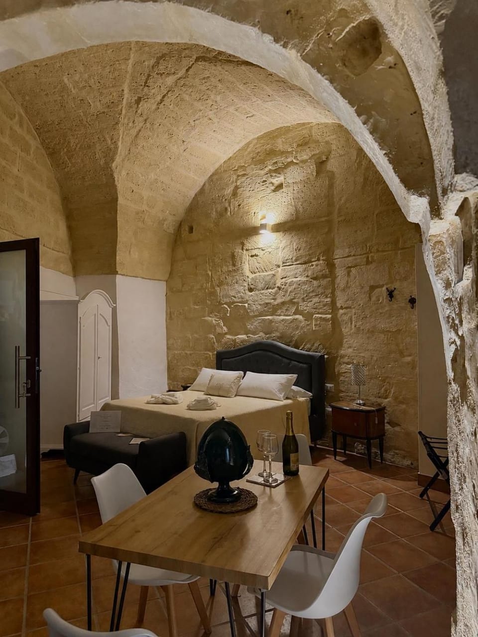 Bed, Living room, Photo of the whole room, Dining area, Bedroom