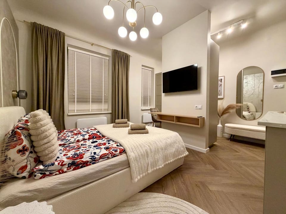 Bed, TV and multimedia, Bedroom