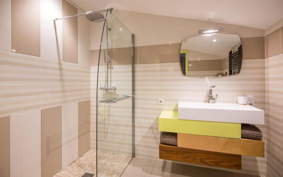 Shower, Toilet