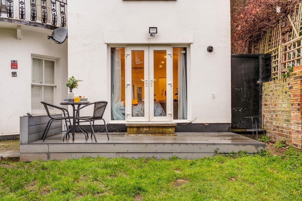 Large Studio in Belsize Grove Apartment in London Borough of Camden