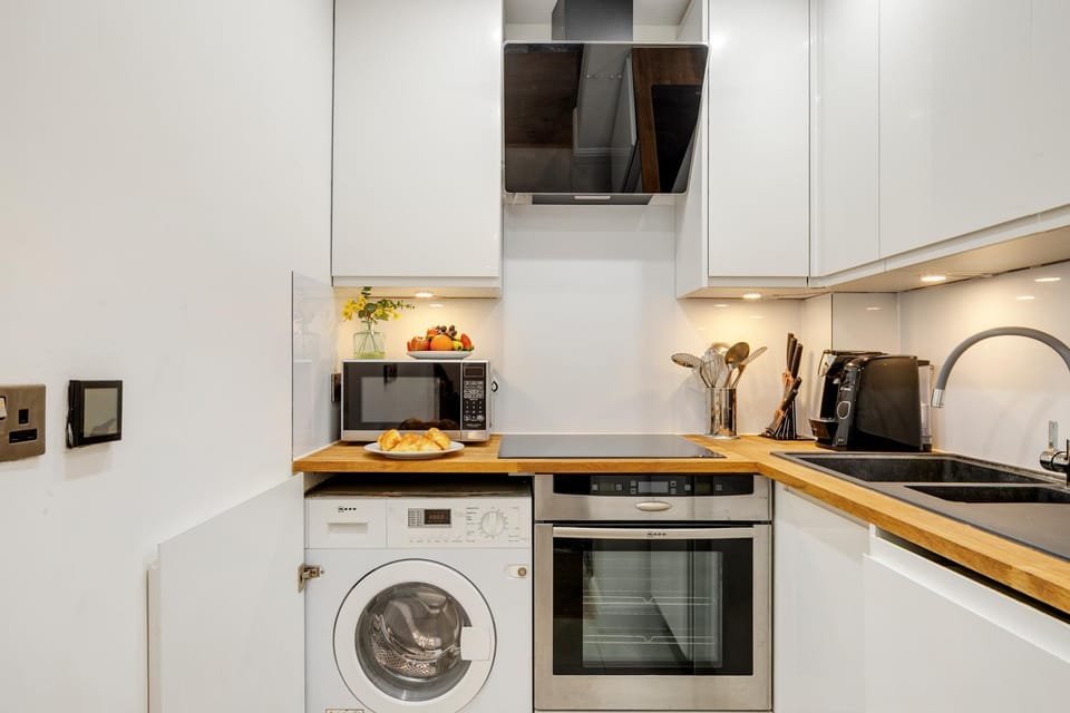 Large Studio in Belsize Grove Apartment in London Borough of Camden