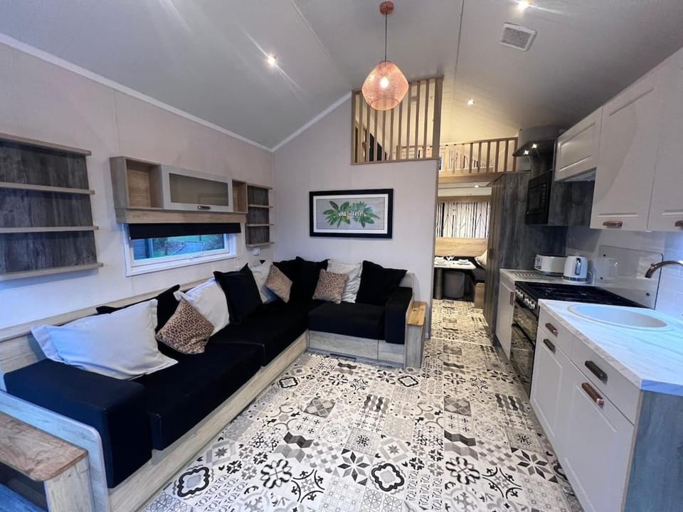 Ty Poppy at Noble Court with Hot Tub House in Narberth