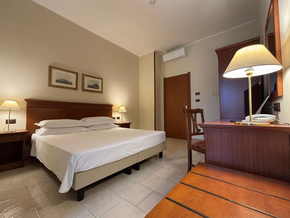 Bed, Photo of the whole room, Bedroom, air conditioner