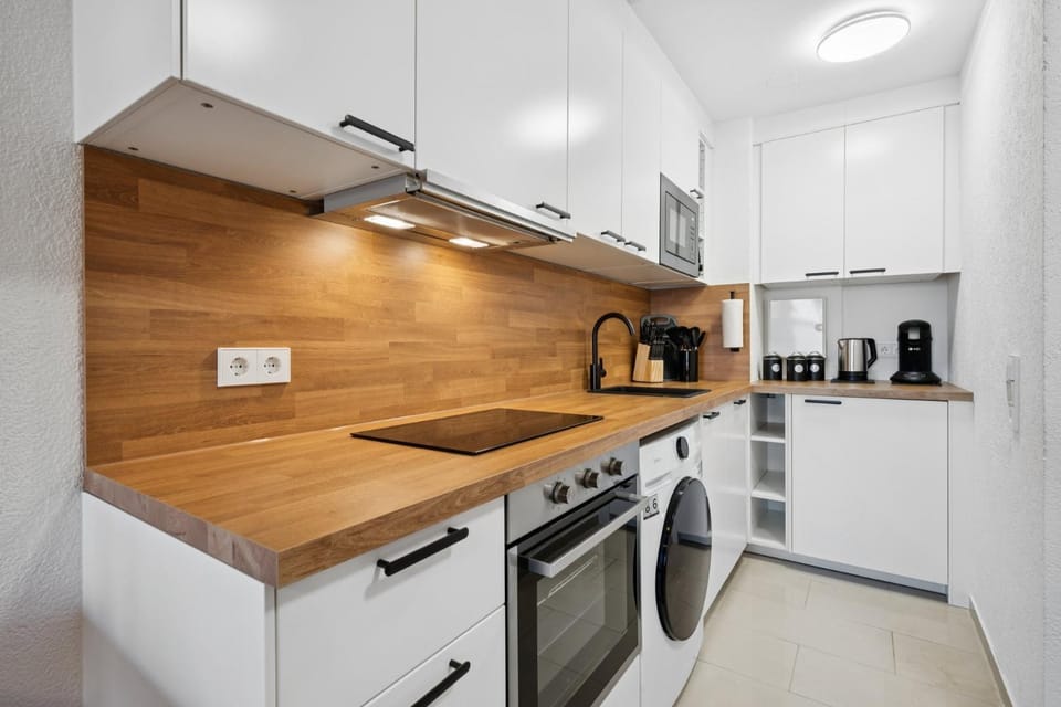 Coffee/tea facilities, Kitchen or kitchenette, dishwasher, oven, stove, toaster