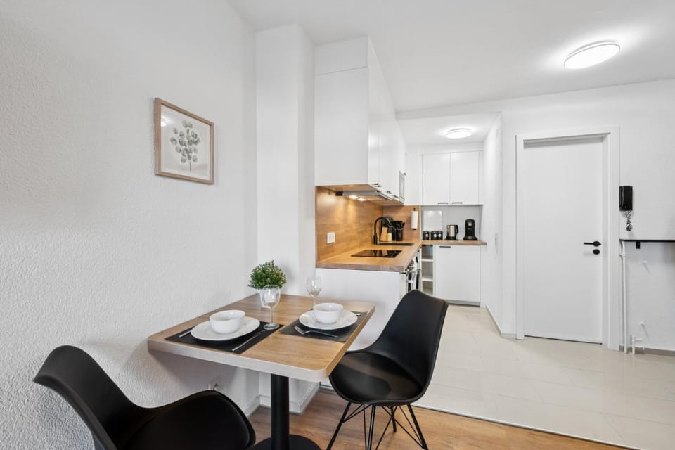 Coffee/tea facilities, Kitchen or kitchenette, Seating area, Dining area, Food, stove, toaster