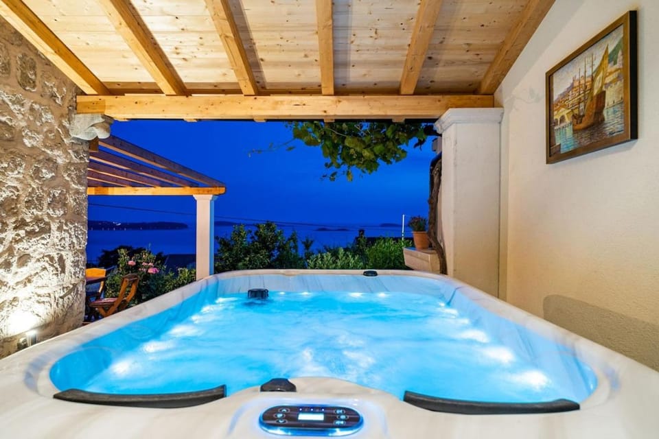 Fortuno-Luxury seaview apartment with outdoor jacuzzi near Dubrovnik Apartment in Plat