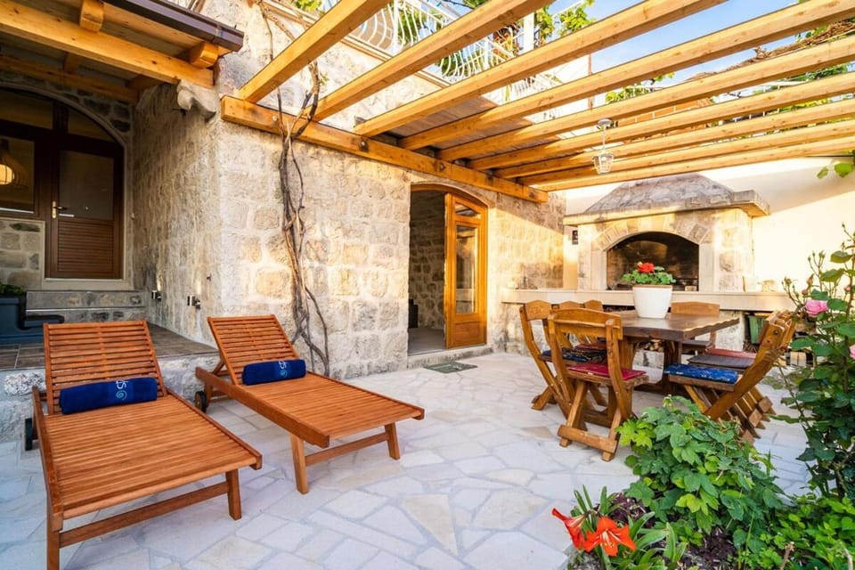 Fortuno-Luxury seaview apartment with outdoor jacuzzi near Dubrovnik Apartment in Plat