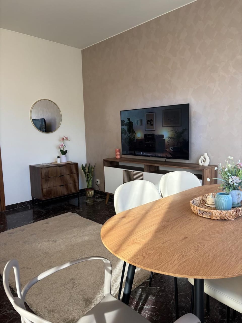 TV and multimedia, Living room, Seating area, Dining area, Evening entertainment
