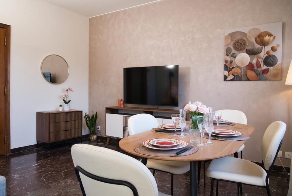 Day, Natural landscape, TV and multimedia, Living room, Seating area, Dining area, Lunch, air conditioner