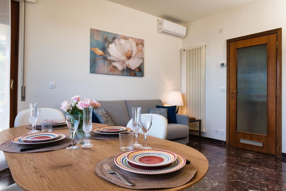 Day, Living room, Seating area, Dining area, Lunch, air conditioner