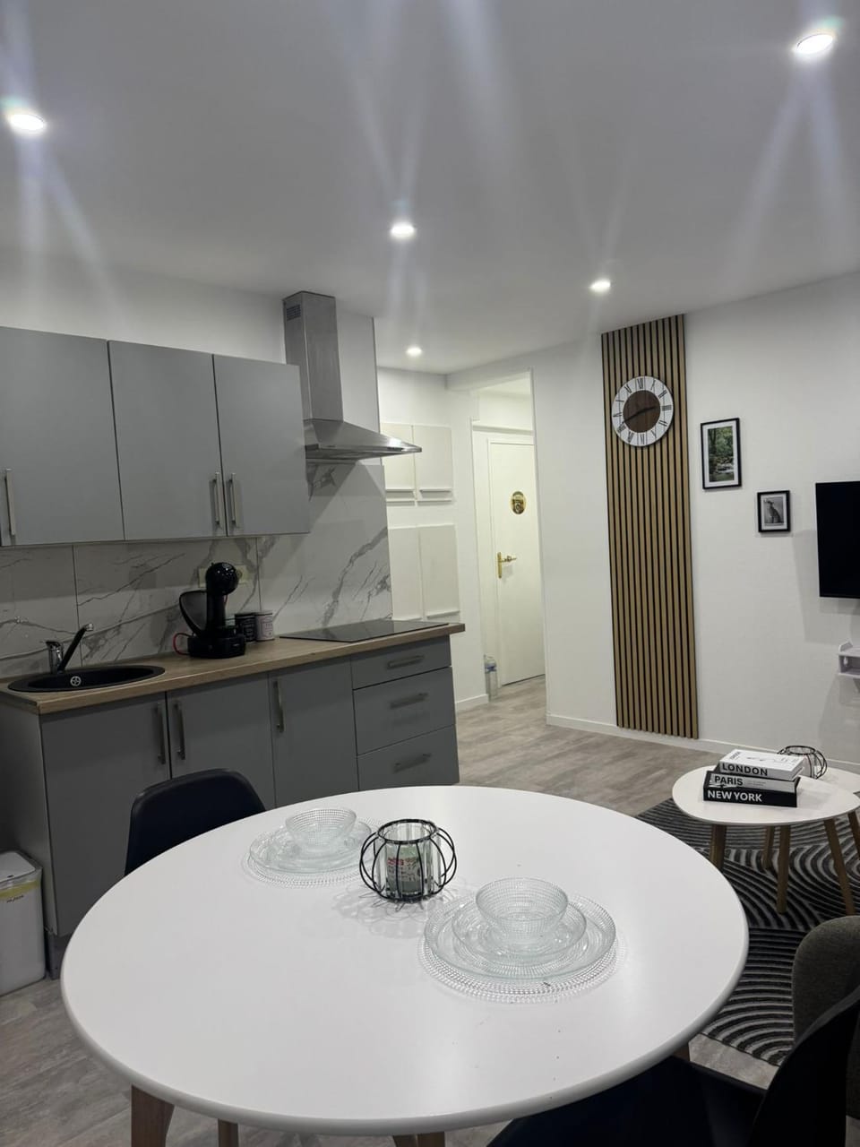 TV and multimedia, Kitchen or kitchenette, Dining area, stove