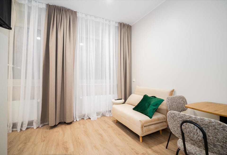 Bed, Seating area, Dining area