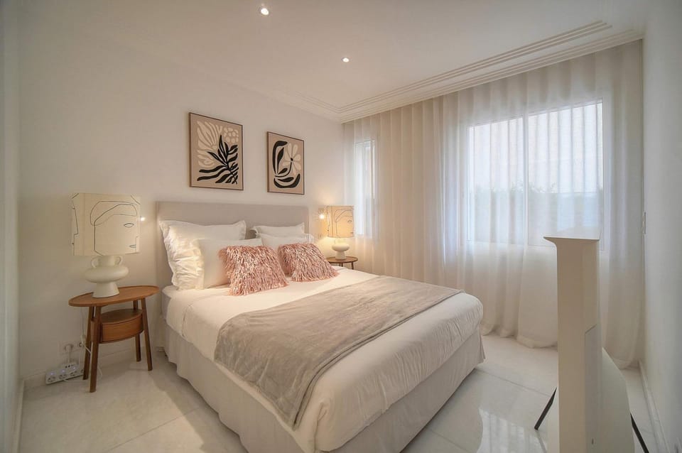 Amelie - Luxury Beachfront Croisette large Terrace Parking Apartment in Cannes
