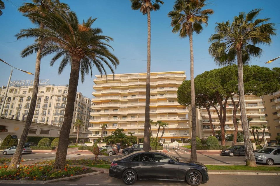 Amelie - Luxury Beachfront Croisette large Terrace Parking Apartment in Cannes