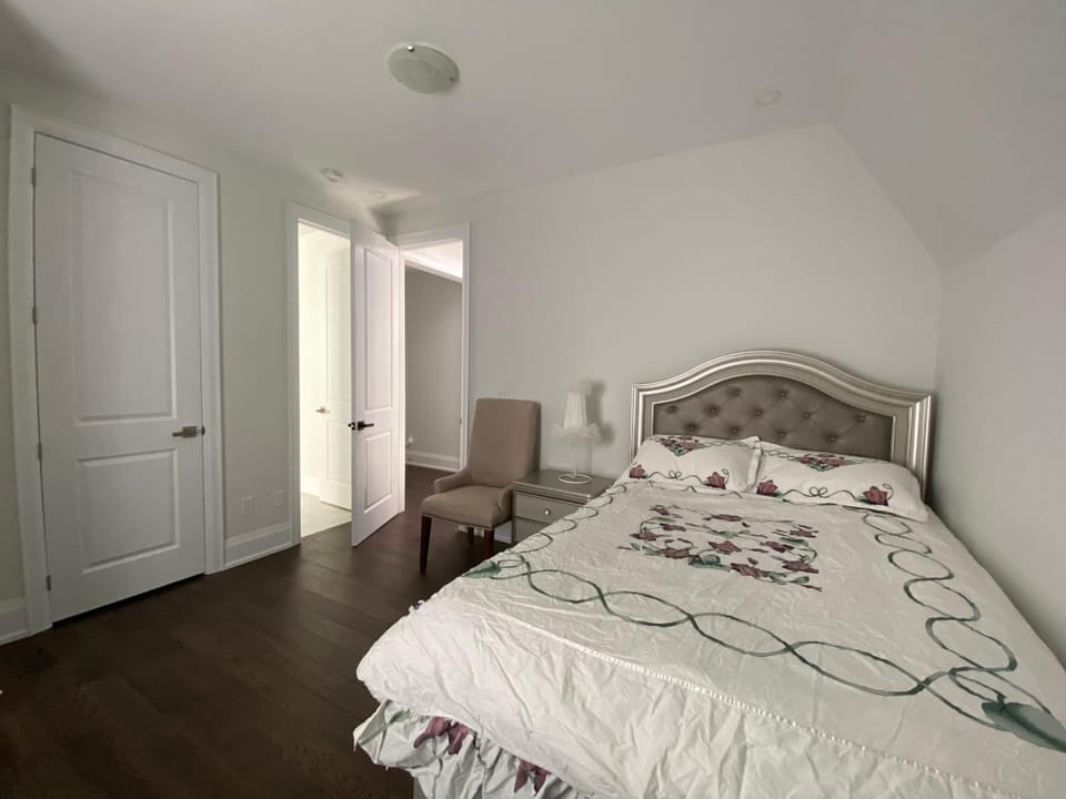 A - Modern Room near Yonge-Finch -Willowdale Grand Residence Bed and Breakfast in Toronto