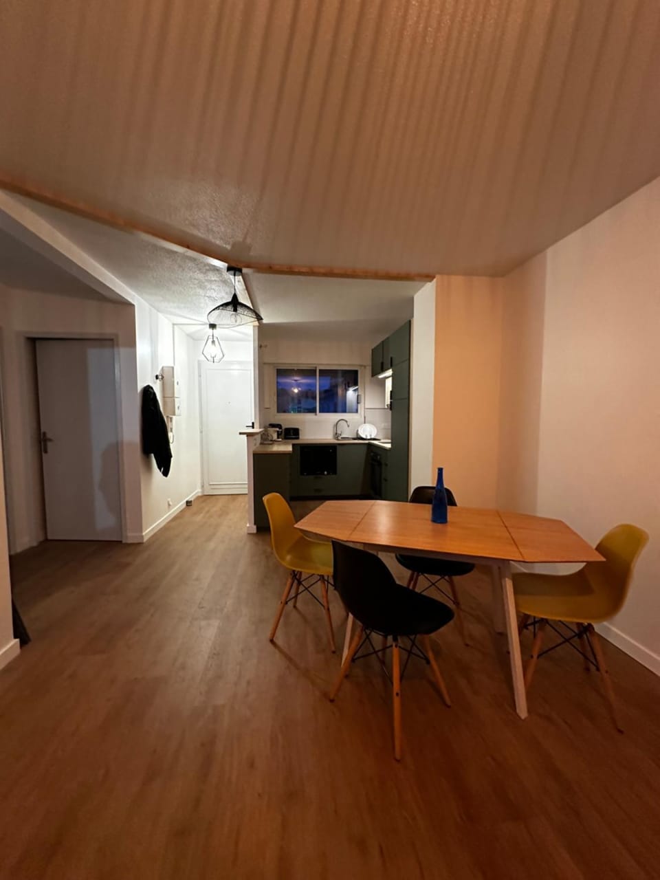 Toilet, Kitchen or kitchenette, Dining area